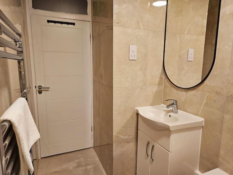 Wonderful Apartment In Wembley Londýn Exteriér fotografie
