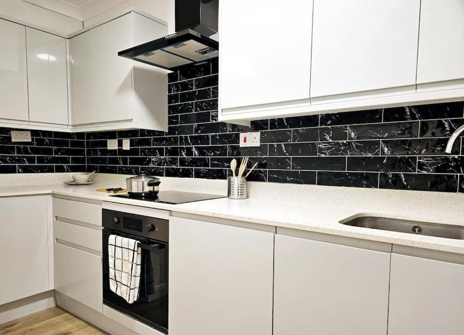 Wonderful Apartment In Wembley Londýn Exteriér fotografie